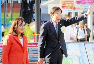 神戸市長選の選挙期間中、街頭演説のため、丸谷聡子・明石市長(左)と明石駅前に立った久元喜造氏=17日午前、明石市大明石町