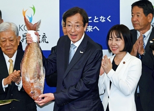 当選が確実となり喜ぶ久元喜造氏=26日夜、神戸市中央区の神戸国際会館(撮影・斎藤雅志)