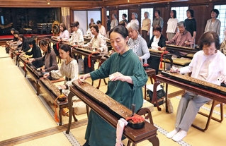 須磨琴の練習に励む保存会のメンバー=神戸市須磨区須磨寺町4