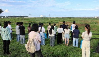 ツアー初日、津波の被害に遭った請戸地区を見下ろす。14年がたった今も災害危険区域に指定され、住宅が再建できていない=福島県浪江町