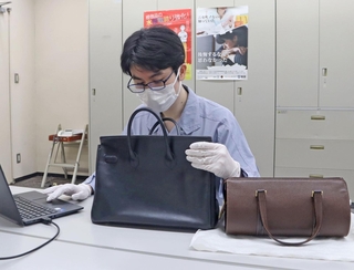 神戸税関の職員による輸入品検査の再現=神戸市中央区新港町、神戸税関