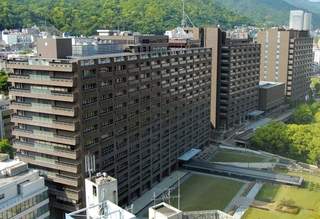 耐震性能が不足しているとされる県庁舎の(手前から)1号館と2号館。3号館(右端)のみ新耐震基準で建てられている=神戸市中央区下山手通5