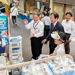 支援を呼びかける久元喜造氏(右から2人目)と自公の神戸市議=16日午後、神戸市兵庫区の東山商店街