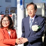 神戸市長選の選挙期間中、丸谷聡子・明石市長(左)と明石駅前で街頭に立ち、両市の連携をアピールする久元喜造氏=17日午前、明石市大明石町