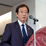 神戸市長選で4選を果たし、職員にあいさつする久元喜造氏=27日午前9時2分、神戸市役所(撮影・丸山桃奈)