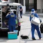 事件が発生した現場に入る兵庫県警の警察官ら=2020年6月、宝塚市内