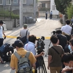 規制線が張られた現場周辺には大勢の報道陣などが集まった=2020年6月、宝塚市内