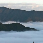 雲海に包まれた竹田城跡(左)=朝来市和田山町竹田