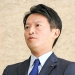 報道陣の質問に答える斎藤元彦兵庫県知事=29日午前、県庁