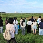 ツアー初日、津波の被害に遭った請戸地区を見下ろす。14年がたった今も災害危険区域に指定され、住宅が再建できていない=福島県浪江町