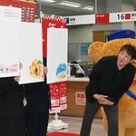 発売された年賀はがきのデザインを見る元阪神タイガース選手の浜中治さん(右)=30日午前、神戸市中央区栄町通6、神戸中央郵便局(撮影・斎藤雅志)