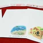 今年で復元整備から50年を迎えた神戸市垂水区の五色塚古墳をデザインした年賀はがきも販売している=30日午前、神戸市中央区栄町通6、神戸中央郵便局(撮影・斎藤雅志)