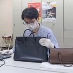 神戸税関の職員による輸入品検査の再現=神戸市中央区新港町、神戸税関