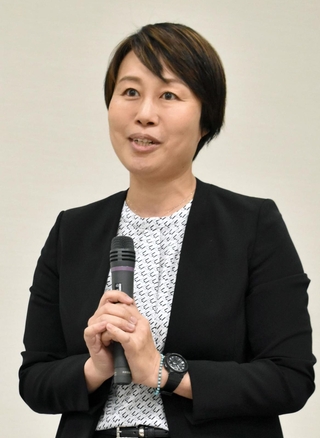 震災報道について語る神戸新聞社の中島摩子・阪神総局デスク兼編集局編集委員=1日午後、横浜市中区