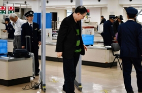 金密輸阻止へ目を光らせる神戸税関の職員たち=神戸ポートターミナル 金密輸阻止へ目を光らせる神戸税関の職員たち=神戸ポートターミナル