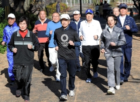 グループランナーに選出された「56年目のファーストランの会」の10人=西宮市(撮影・後藤亮平) グループランナーに選出された「56年目のファーストランの会」の10人=西宮市(撮影・後藤亮平)
