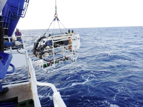 沖縄本島沖での海底電気探査の様子(共同研究チーム提供) 沖縄本島沖での海底電気探査の様子(共同研究チーム提供)