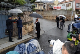 「特定抗争指定暴力団」に指定された山口組の総本部には使用禁止などを示す標章が張り出された=7日午前、神戸市灘区篠原本町4 「特定抗争指定暴力団」に指定された山口組の総本部には使用禁止などを示す標章が張り出された=7日午前、神戸市灘区篠原本町4