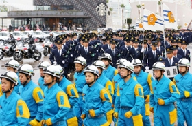 兵庫県警の年頭視閲式で、駆け足で移動する広域緊急援助隊や管区機動隊の隊員たち=神戸市中央区波止場町、メリケンパーク(撮影・吉田敦史) 兵庫県警の年頭視閲式で、駆け足で移動する広域緊急援助隊や管区機動隊の隊員たち=神戸市中央区波止場町、メリケンパーク(撮影・吉田敦史)