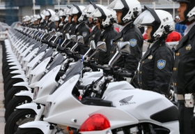 兵庫県警の年頭視閲式で整然と並んだ交通機動隊の白バイ=神戸市中央区波止場町、メリケンパーク(撮影・吉田敦史) 兵庫県警の年頭視閲式で整然と並んだ交通機動隊の白バイ=神戸市中央区波止場町、メリケンパーク(撮影・吉田敦史)