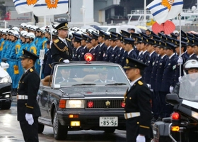 オープンカーで各部隊を点検する加藤晃久・県警本部長=神戸市中央区波止場町(撮影・吉田敦史) オープンカーで各部隊を点検する加藤晃久・県警本部長=神戸市中央区波止場町(撮影・吉田敦史)