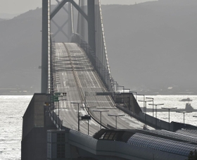 強風で通行止めになった明石海峡大橋=8日午後、神戸市垂水区(撮影・秋山亮太) 強風で通行止めになった明石海峡大橋=8日午後、神戸市垂水区(撮影・秋山亮太)