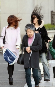 強風にあおられ髪を乱しながら歩く女性ら=8日午後、神戸市中央区のJR神戸駅前(撮影・辰巳直之) 強風にあおられ髪を乱しながら歩く女性ら=8日午後、神戸市中央区のJR神戸駅前(撮影・辰巳直之)