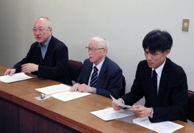 声明について発表する大阪市立大の宮本憲一名誉教授(中央)ら=神戸市役所 声明について発表する大阪市立大の宮本憲一名誉教授(中央)ら=神戸市役所