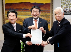 認可書を持つ(左から)楠見清理事長、濱名篤理事長、井戸敏三県知事=神戸市中央区下山手通5 認可書を持つ(左から)楠見清理事長、濱名篤理事長、井戸敏三県知事=神戸市中央区下山手通5