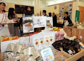 洲本の特産品を数多くそろえた店内=東京都中央区日本橋室町4 洲本の特産品を数多くそろえた店内=東京都中央区日本橋室町4