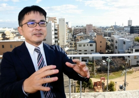 復興土地区画整理事業が行われた御菅西地区の調査に取り組んだ宮定章さん=神戸市長田区御蔵通5 復興土地区画整理事業が行われた御菅西地区の調査に取り組んだ宮定章さん=神戸市長田区御蔵通5