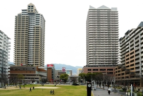 復興市街地再開発事業が進められた六甲道駅南地区。近年は人口が増え、地価も上昇している=神戸市灘区 復興市街地再開発事業が進められた六甲道駅南地区。近年は人口が増え、地価も上昇している=神戸市灘区