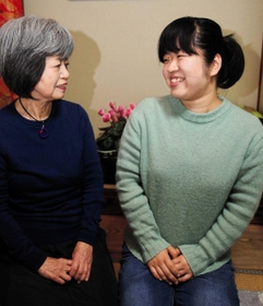 保育実習を詠んだ歌が佳作に選ばれた矢倉ゆうさん(右)と祖母たなかみちさん=尼崎市内 保育実習を詠んだ歌が佳作に選ばれた矢倉ゆうさん(右)と祖母たなかみちさん=尼崎市内