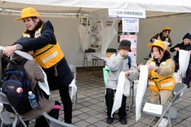 応急手当の仕方を体験するブース=17日午前11時、神戸市中央区脇浜海岸通1 応急手当の仕方を体験するブース=17日午前11時、神戸市中央区脇浜海岸通1