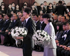 追悼式典で献花される秋篠宮ご夫妻=17日午後0時47分、神戸市中央区、県公館(撮影・斎藤雅志) 追悼式典で献花される秋篠宮ご夫妻=17日午後0時47分、神戸市中央区、県公館(撮影・斎藤雅志)