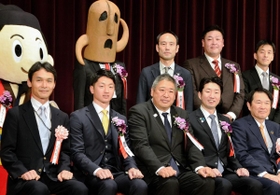 関西元気文化圏賞のニューパワー賞に輝いた近本光司外野手(前列左から2人目)ら=27日、大阪市内 関西元気文化圏賞のニューパワー賞に輝いた近本光司外野手(前列左から2人目)ら=27日、大阪市内