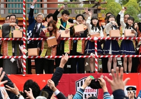 令和初の節分神事で豆まきをする月亭八方さん(左1人目)やハイヒールモモコさん(同3人目)、TKO木本武宏さん(同4人目)。NMB48のメンバーたち(右)も参加した=神戸市中央区下山手通1、生田神社(撮影・秋山亮太) 令和初の節分神事で豆まきをする月亭八方さん(左1人目)やハイヒールモモコさん(同3人目)、TKO木本武宏さん(同4人目)。NMB48のメンバーたち(右)も参加した=神戸市中央区下山手通1、生田神社(撮影・秋山亮太)