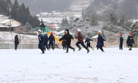 うっすら白い雪に覆われた校庭で児童が雪遊びを楽しんだ=6日午前7時53分、宍粟市波賀町安賀、波賀小学校(撮影・小林良多) うっすら白い雪に覆われた校庭で児童が雪遊びを楽しんだ=6日午前7時53分、宍粟市波賀町安賀、波賀小学校(撮影・小林良多)