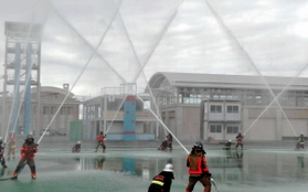 訓練の成果発表で、一斉に放水する初任教育生=県消防学校(2018年9月)★記事とは関係ありません 訓練の成果発表で、一斉に放水する初任教育生=県消防学校(2018年9月)★記事とは関係ありません