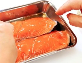 【1】サケの脂にDHA/サケの脂にはドコサヘキサエン酸(DHA)など、体内で合成できない必須脂肪酸が含まれる。脂も摂取できるホイル焼きに。 【1】サケの脂にDHA/サケの脂にはドコサヘキサエン酸(DHA)など、体内で合成できない必須脂肪酸が含まれる。脂も摂取できるホイル焼きに。