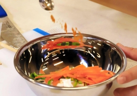 【2】カレー粉に予防効果/カレー粉には、認知症予防効果への期待と研究が進むクルクミンが含まれる。減塩や食欲増進作用も期待できる。 【2】カレー粉に予防効果/カレー粉には、認知症予防効果への期待と研究が進むクルクミンが含まれる。減塩や食欲増進作用も期待できる。