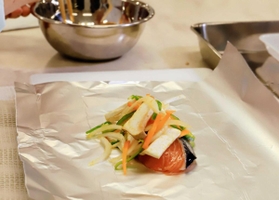 【3】蒸し焼きで栄養逃さず/ホイルで蒸し焼きにすることで、栄養も損ないにくく、野菜も取れる。 【3】蒸し焼きで栄養逃さず/ホイルで蒸し焼きにすることで、栄養も損ないにくく、野菜も取れる。