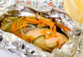 サケのホイル焼きカレー風味。カットレモンを添えて味わいも爽やかに サケのホイル焼きカレー風味。カットレモンを添えて味わいも爽やかに