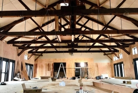 旧豊岡市商工会館を活用し、改修工事が進む江原河畔劇場=豊岡市日高町日置(青年団提供) 旧豊岡市商工会館を活用し、改修工事が進む江原河畔劇場=豊岡市日高町日置(青年団提供)