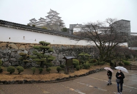 新型コロナウイルスの影響で7日から天守などの公開休止が決まった姫路城。既に観光客が減っており、城内の人影はまばら=4日午前、姫路市本町(撮影・小林良多) 新型コロナウイルスの影響で7日から天守などの公開休止が決まった姫路城。既に観光客が減っており、城内の人影はまばら=4日午前、姫路市本町(撮影・小林良多)