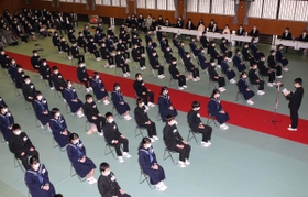 感染予防のため座席の間隔を空け、マスク姿で式典に臨む卒業生=10日午前、姫路市立豊富中学校(撮影・小林良多) 感染予防のため座席の間隔を空け、マスク姿で式典に臨む卒業生=10日午前、姫路市立豊富中学校(撮影・小林良多)