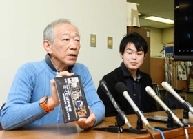 被災高齢者と震災障害者の肉声をまとめた映像集を作った牧秀一さん(左)=神戸市役所 被災高齢者と震災障害者の肉声をまとめた映像集を作った牧秀一さん(左)=神戸市役所