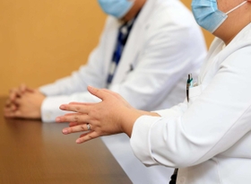 取材に応じる仁恵病院の医師。感染確認からの過酷な1カ月を振り返った=姫路市内(撮影・小林良多)