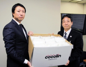 神戸市の山村昭こども家庭局長(右)にマスクを寄贈するキムラタンの清川浩志社長=神戸市役所 神戸市の山村昭こども家庭局長(右)にマスクを寄贈するキムラタンの清川浩志社長=神戸市役所