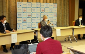 新型コロナウイルスの感染について会見する神戸市や中央市民病院の幹部ら=9日夜、神戸市役所 新型コロナウイルスの感染について会見する神戸市や中央市民病院の幹部ら=9日夜、神戸市役所